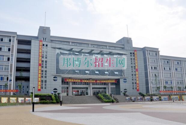 重慶應用技術職業(yè)學院招生辦聯系電話