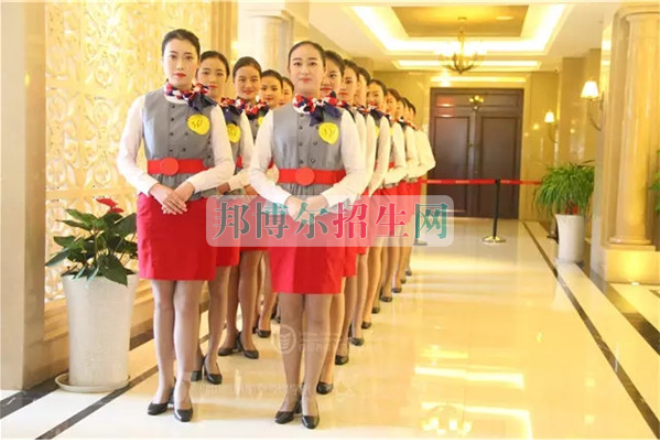 成都航空旅游職業(yè)學(xué)校開啟新學(xué)期首場招聘，場面火爆美女如云