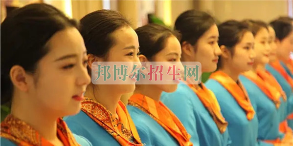 成都航空旅游職業(yè)學(xué)校開啟新學(xué)期首場招聘，場面火爆美女如云