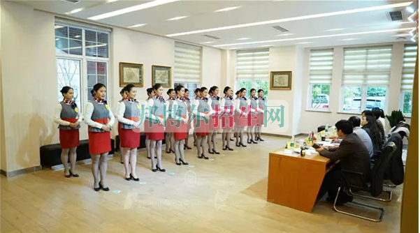 成都航空旅游職業(yè)學(xué)校開啟新學(xué)期首場招聘，場面火爆美女如云
