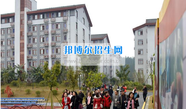 南充市建華職業(yè)中學(xué)開展“請進(jìn)來，走出去”校際交流活動