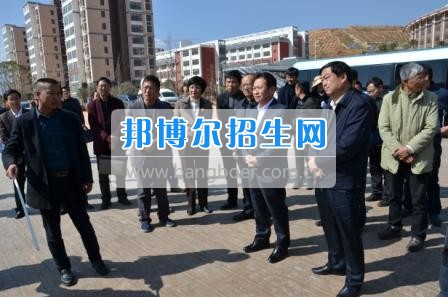 州委、州政府主要領(lǐng)導(dǎo)調(diào)研大理衛(wèi)校整體搬遷建設(shè)工作  2月10日下午，州委書記陳堅和州委副書記、州長楊健等領(lǐng)導(dǎo)蒞臨大理衛(wèi)校(大理護理職業(yè)學院)海東新校區(qū)，對學校整體搬遷項目建設(shè)情況進行實地調(diào)研，并在龍山國際會議中心主持召開推進大理衛(wèi)校(大理護理職業(yè)學院)整體搬遷建設(shè)專題會議。楊泓濤校長代表學校匯報了學校的工作情況，海開委、州衛(wèi)計委、州教育局、州財政局、州發(fā)改委、州委編辦、州人社局、州審計局等部門領(lǐng)導(dǎo)對大理衛(wèi)校(大理護理職業(yè)學院)整體搬遷建設(shè)情況進行了匯報說明。   會上,陳堅書記強調(diào),各主管部門要站在促進全州教育、衛(wèi)生事業(yè)發(fā)展的高度，加強協(xié)調(diào)聯(lián)動,幫助解決大理衛(wèi)校整體搬遷工作推進上的瓶頸問題,以高標準、嚴要求組織驗收和掃尾工作，保證施工安全、建筑安全及搬遷后的校園安全。楊健州長重申了實現(xiàn)整體搬遷的意義，并要求學校要在升格組建大理護理職業(yè)學院的同時，保留大理衛(wèi)校的牌子和教學優(yōu)勢，不斷提高辦學質(zhì)量，擴大辦學規(guī)模，為全州衛(wèi)生事業(yè)發(fā)展輸送更多優(yōu)質(zhì)人才。   此次調(diào)研和座談會充分體現(xiàn)了州委、州政府對于學校整體搬遷建設(shè)的高度重視，也為學校發(fā)展指明了方向。學校領(lǐng)導(dǎo)對州委、州政府長期以來對學校的關(guān)心和支持致以衷心的感謝，并表示將按照會議的相關(guān)要求，抓實各項搬遷準備工作，確保按時完成搬遷辦學。多措并舉做好資金籌措和師資隊伍建設(shè)，齊心協(xié)力將大理衛(wèi)校(大理護理職業(yè)學院)打造成為一所具有特色的一流高等護理職業(yè)院校。