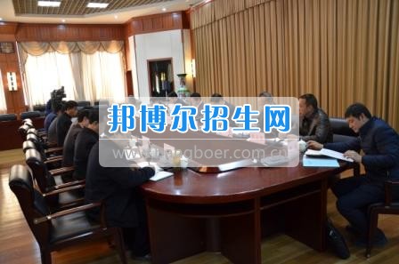 州委、州政府主要領(lǐng)導(dǎo)調(diào)研大理衛(wèi)校整體搬遷建設(shè)工作  2月10日下午，州委書記陳堅和州委副書記、州長楊健等領(lǐng)導(dǎo)蒞臨大理衛(wèi)校(大理護理職業(yè)學院)海東新校區(qū)，對學校整體搬遷項目建設(shè)情況進行實地調(diào)研，并在龍山國際會議中心主持召開推進大理衛(wèi)校(大理護理職業(yè)學院)整體搬遷建設(shè)專題會議。楊泓濤校長代表學校匯報了學校的工作情況，海開委、州衛(wèi)計委、州教育局、州財政局、州發(fā)改委、州委編辦、州人社局、州審計局等部門領(lǐng)導(dǎo)對大理衛(wèi)校(大理護理職業(yè)學院)整體搬遷建設(shè)情況進行了匯報說明。   會上,陳堅書記強調(diào),各主管部門要站在促進全州教育、衛(wèi)生事業(yè)發(fā)展的高度，加強協(xié)調(diào)聯(lián)動,幫助解決大理衛(wèi)校整體搬遷工作推進上的瓶頸問題,以高標準、嚴要求組織驗收和掃尾工作，保證施工安全、建筑安全及搬遷后的校園安全。楊健州長重申了實現(xiàn)整體搬遷的意義，并要求學校要在升格組建大理護理職業(yè)學院的同時，保留大理衛(wèi)校的牌子和教學優(yōu)勢，不斷提高辦學質(zhì)量，擴大辦學規(guī)模，為全州衛(wèi)生事業(yè)發(fā)展輸送更多優(yōu)質(zhì)人才。   此次調(diào)研和座談會充分體現(xiàn)了州委、州政府對于學校整體搬遷建設(shè)的高度重視，也為學校發(fā)展指明了方向。學校領(lǐng)導(dǎo)對州委、州政府長期以來對學校的關(guān)心和支持致以衷心的感謝，并表示將按照會議的相關(guān)要求，抓實各項搬遷準備工作，確保按時完成搬遷辦學。多措并舉做好資金籌措和師資隊伍建設(shè)，齊心協(xié)力將大理衛(wèi)校(大理護理職業(yè)學院)打造成為一所具有特色的一流高等護理職業(yè)院校。