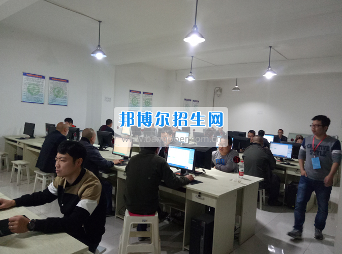 內(nèi)江市鐵路機械學校首期“特種設備、特種作業(yè)人員安全技術培訓班”順利結業(yè)