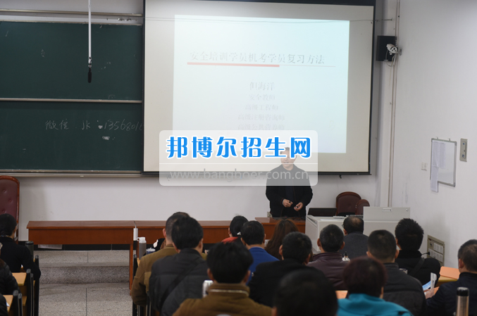 內(nèi)江市鐵路機械學校首期“特種設備、特種作業(yè)人員安全技術培訓班”順利結業(yè)