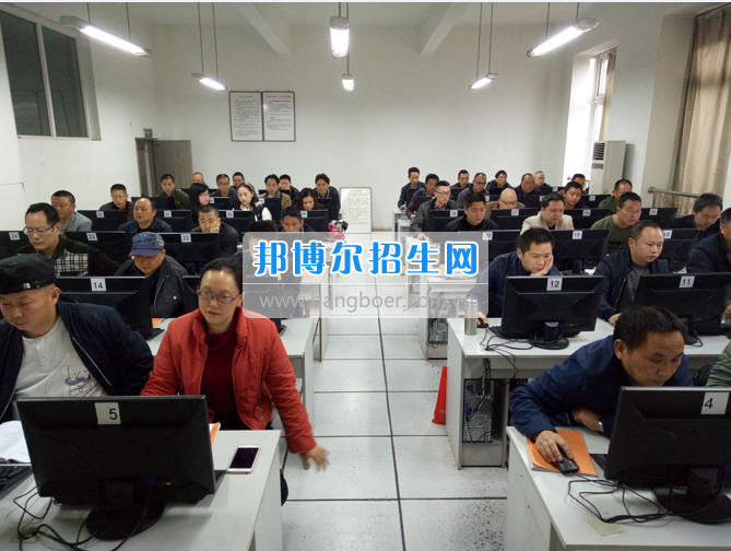 內(nèi)江市鐵路機械學校首期“特種設備、特種作業(yè)人員安全技術培訓班”順利結業(yè)