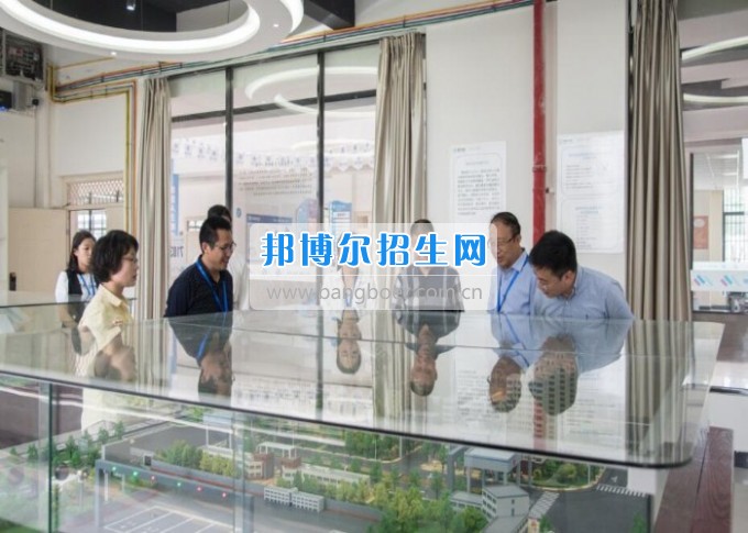 四川省一帶一路促進(jìn)會(huì)會(huì)長(zhǎng)林忠清一行來(lái)四川省經(jīng)濟(jì)管理學(xué)校參觀考察，共同商建“一帶一路國(guó)際職業(yè)教育中心”