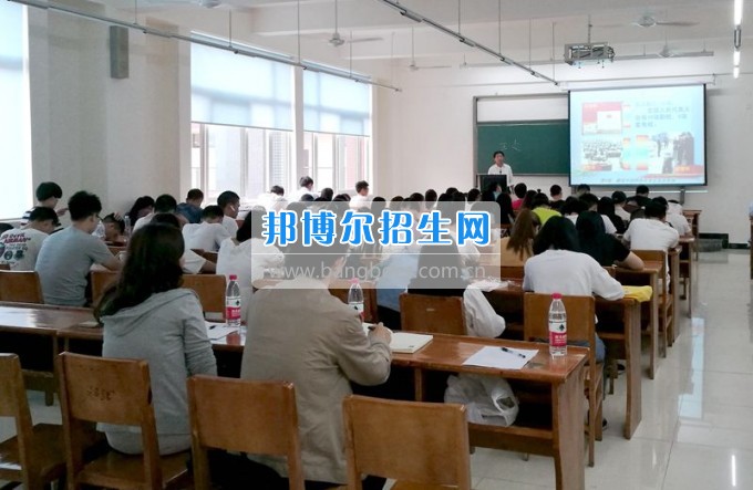 教育部專(zhuān)家來(lái)到四川托普信息技術(shù)職業(yè)學(xué)院指導(dǎo)思政課教學(xué)工作