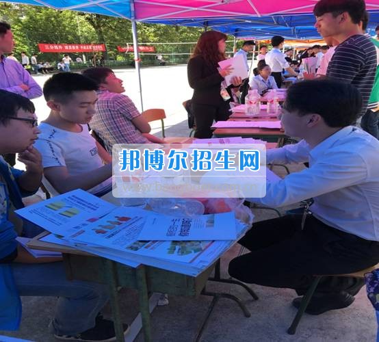 貴州電子信息職業(yè)技術學院各系部聯(lián)合舉辦2017屆畢業(yè)生夏季校園雙選會