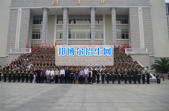 四川管理職業(yè)學(xué)院國旗隊(duì)參加四川省高校國旗護(hù)衛(wèi)隊(duì)會(huì)操交流活動(dòng)  為慶祝中國人民解放軍建軍90周年，推進(jìn)西南地區(qū)高校國旗文化的發(fā)展，持續(xù)發(fā)揮升旗儀式的教育引導(dǎo)作用，深化愛國主義教育，5月20日，我院國旗隊(duì)?wèi)?yīng)邀參加了由四川大學(xué)錦城學(xué)院發(fā)起的會(huì)操交流活動(dòng)。  全省28所高校的國旗護(hù)衛(wèi)隊(duì)，近千名國旗手齊聚一堂。在莊嚴(yán)的升旗儀式后，活動(dòng)進(jìn)入會(huì)操展示環(huán)節(jié)。我院國旗隊(duì)邁著整齊劃一的步伐走過主席臺(tái)，展示出了優(yōu)秀的訓(xùn)練水平和昂揚(yáng)的精神風(fēng)貌。當(dāng)天下午，在四川大學(xué)錦城學(xué)院大禮堂舉行了“以我火紅青春、譜寫國旗禮贊”大學(xué)生升旗手文藝匯演。我院代表隊(duì)以優(yōu)雅的舞姿展現(xiàn)了大學(xué)生青春的風(fēng)采。表達(dá)了對(duì)祖國與學(xué)院的炙熱情感和嚴(yán)于律己的學(xué)習(xí)態(tài)度。  此次會(huì)操交流活動(dòng)，加強(qiáng)了省內(nèi)各高校國旗護(hù)衛(wèi)隊(duì)間的聯(lián)系，弘揚(yáng)了愛國、愛旗、護(hù)旗的精神，獲得了寶貴的經(jīng)驗(yàn)，明確了努力的方向。我院國旗隊(duì)的隊(duì)員們紛紛表示：要肩負(fù)起捍衛(wèi)國旗尊嚴(yán)、宣傳國旗文化的神圣使命!