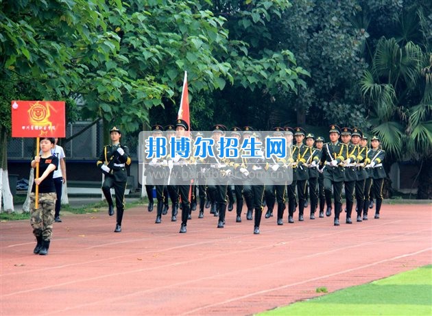 四川管理職業(yè)學(xué)院國旗隊(duì)參加四川省高校國旗護(hù)衛(wèi)隊(duì)會(huì)操交流活動(dòng)  為慶祝中國人民解放軍建軍90周年，推進(jìn)西南地區(qū)高校國旗文化的發(fā)展，持續(xù)發(fā)揮升旗儀式的教育引導(dǎo)作用，深化愛國主義教育，5月20日，我院國旗隊(duì)?wèi)?yīng)邀參加了由四川大學(xué)錦城學(xué)院發(fā)起的會(huì)操交流活動(dòng)。  全省28所高校的國旗護(hù)衛(wèi)隊(duì)，近千名國旗手齊聚一堂。在莊嚴(yán)的升旗儀式后，活動(dòng)進(jìn)入會(huì)操展示環(huán)節(jié)。我院國旗隊(duì)邁著整齊劃一的步伐走過主席臺(tái)，展示出了優(yōu)秀的訓(xùn)練水平和昂揚(yáng)的精神風(fēng)貌。當(dāng)天下午，在四川大學(xué)錦城學(xué)院大禮堂舉行了“以我火紅青春、譜寫國旗禮贊”大學(xué)生升旗手文藝匯演。我院代表隊(duì)以優(yōu)雅的舞姿展現(xiàn)了大學(xué)生青春的風(fēng)采。表達(dá)了對(duì)祖國與學(xué)院的炙熱情感和嚴(yán)于律己的學(xué)習(xí)態(tài)度。  此次會(huì)操交流活動(dòng)，加強(qiáng)了省內(nèi)各高校國旗護(hù)衛(wèi)隊(duì)間的聯(lián)系，弘揚(yáng)了愛國、愛旗、護(hù)旗的精神，獲得了寶貴的經(jīng)驗(yàn)，明確了努力的方向。我院國旗隊(duì)的隊(duì)員們紛紛表示：要肩負(fù)起捍衛(wèi)國旗尊嚴(yán)、宣傳國旗文化的神圣使命!