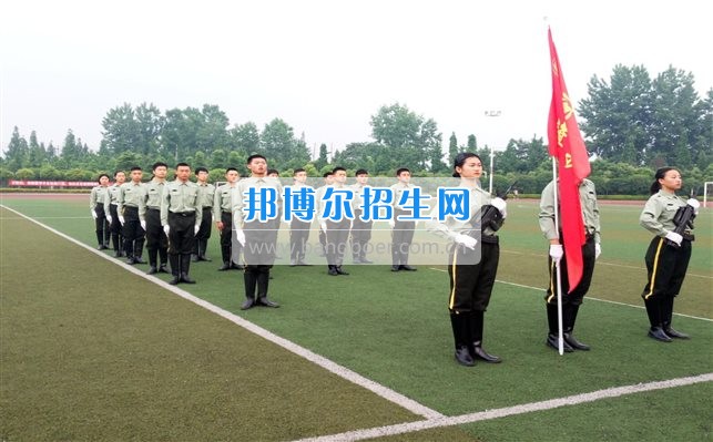 四川管理職業(yè)學(xué)院國旗隊(duì)參加四川省高校國旗護(hù)衛(wèi)隊(duì)會(huì)操交流活動(dòng)  為慶祝中國人民解放軍建軍90周年，推進(jìn)西南地區(qū)高校國旗文化的發(fā)展，持續(xù)發(fā)揮升旗儀式的教育引導(dǎo)作用，深化愛國主義教育，5月20日，我院國旗隊(duì)?wèi)?yīng)邀參加了由四川大學(xué)錦城學(xué)院發(fā)起的會(huì)操交流活動(dòng)。  全省28所高校的國旗護(hù)衛(wèi)隊(duì)，近千名國旗手齊聚一堂。在莊嚴(yán)的升旗儀式后，活動(dòng)進(jìn)入會(huì)操展示環(huán)節(jié)。我院國旗隊(duì)邁著整齊劃一的步伐走過主席臺(tái)，展示出了優(yōu)秀的訓(xùn)練水平和昂揚(yáng)的精神風(fēng)貌。當(dāng)天下午，在四川大學(xué)錦城學(xué)院大禮堂舉行了“以我火紅青春、譜寫國旗禮贊”大學(xué)生升旗手文藝匯演。我院代表隊(duì)以優(yōu)雅的舞姿展現(xiàn)了大學(xué)生青春的風(fēng)采。表達(dá)了對(duì)祖國與學(xué)院的炙熱情感和嚴(yán)于律己的學(xué)習(xí)態(tài)度。  此次會(huì)操交流活動(dòng)，加強(qiáng)了省內(nèi)各高校國旗護(hù)衛(wèi)隊(duì)間的聯(lián)系，弘揚(yáng)了愛國、愛旗、護(hù)旗的精神，獲得了寶貴的經(jīng)驗(yàn)，明確了努力的方向。我院國旗隊(duì)的隊(duì)員們紛紛表示：要肩負(fù)起捍衛(wèi)國旗尊嚴(yán)、宣傳國旗文化的神圣使命!