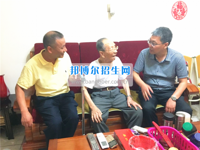 成都中醫(yī)藥大學領導走訪慰問老黨員、困難黨員和群眾代表