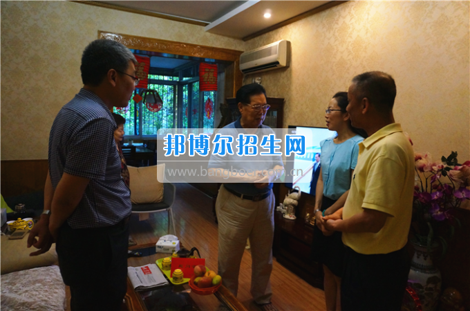 成都中醫(yī)藥大學領導走訪慰問老黨員、困難黨員和群眾代表