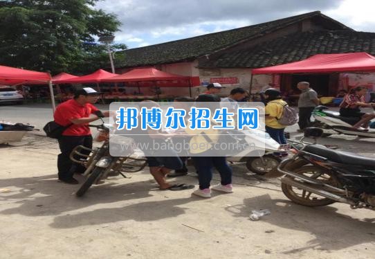 貴州大學(xué)科技學(xué)院暑期社會實踐服務(wù)團好花紅分隊深入九門村、金田村、好花紅村開展禁毒防艾宣傳