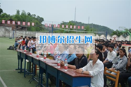 　　我校隆重舉行2017年預(yù)備班學(xué)生“各展所長(zhǎng)，揚(yáng)帆起航”文藝匯演  　　為了豐富同學(xué)們的課余生活，提高同學(xué)們的文藝素養(yǎng)，增強(qiáng)班級(jí)間的凝聚力和親和力。6月2日晚，我校在球類運(yùn)動(dòng)場(chǎng)舉辦了預(yù)備班“各展所長(zhǎng)，揚(yáng)帆起航”學(xué)生文藝匯演，全體預(yù)備班學(xué)生和職高部學(xué)生共800多名以及20多名教職工觀看了演出。  　　此次文藝匯演的節(jié)目?jī)?nèi)容形式多樣、內(nèi)容豐富，激情的開場(chǎng)舞——《GOODBOY》中拉開了帷幕，伴隨著一陣陣掌聲，歌舞、小品、朗誦、相聲等精心準(zhǔn)備的22個(gè)精彩的節(jié)目為觀眾呈現(xiàn)了一道豐富的視聽盛宴，最后全體師生齊唱的《難忘今宵》把本場(chǎng)文藝匯演推向了高潮，掌聲和歡呼聲此起彼伏，臺(tái)上臺(tái)下成了一片激情四溢的海洋，本場(chǎng)文藝匯演畫上了圓滿的句號(hào)。  　　此次文藝匯演演出的成功舉辦，充分彰顯了我校預(yù)備班學(xué)生的個(gè)性，讓預(yù)備班學(xué)生充分感受到育才職高的魅力。