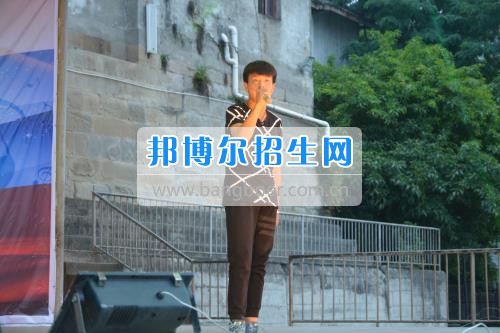 　　我校隆重舉行2017年預(yù)備班學(xué)生“各展所長(zhǎng)，揚(yáng)帆起航”文藝匯演  　　為了豐富同學(xué)們的課余生活，提高同學(xué)們的文藝素養(yǎng)，增強(qiáng)班級(jí)間的凝聚力和親和力。6月2日晚，我校在球類運(yùn)動(dòng)場(chǎng)舉辦了預(yù)備班“各展所長(zhǎng)，揚(yáng)帆起航”學(xué)生文藝匯演，全體預(yù)備班學(xué)生和職高部學(xué)生共800多名以及20多名教職工觀看了演出。  　　此次文藝匯演的節(jié)目?jī)?nèi)容形式多樣、內(nèi)容豐富，激情的開場(chǎng)舞——《GOODBOY》中拉開了帷幕，伴隨著一陣陣掌聲，歌舞、小品、朗誦、相聲等精心準(zhǔn)備的22個(gè)精彩的節(jié)目為觀眾呈現(xiàn)了一道豐富的視聽盛宴，最后全體師生齊唱的《難忘今宵》把本場(chǎng)文藝匯演推向了高潮，掌聲和歡呼聲此起彼伏，臺(tái)上臺(tái)下成了一片激情四溢的海洋，本場(chǎng)文藝匯演畫上了圓滿的句號(hào)。  　　此次文藝匯演演出的成功舉辦，充分彰顯了我校預(yù)備班學(xué)生的個(gè)性，讓預(yù)備班學(xué)生充分感受到育才職高的魅力。