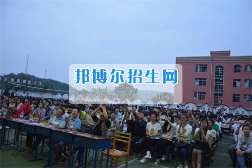 　　我校隆重舉行2017年預(yù)備班學(xué)生“各展所長(zhǎng)，揚(yáng)帆起航”文藝匯演  　　為了豐富同學(xué)們的課余生活，提高同學(xué)們的文藝素養(yǎng)，增強(qiáng)班級(jí)間的凝聚力和親和力。6月2日晚，我校在球類運(yùn)動(dòng)場(chǎng)舉辦了預(yù)備班“各展所長(zhǎng)，揚(yáng)帆起航”學(xué)生文藝匯演，全體預(yù)備班學(xué)生和職高部學(xué)生共800多名以及20多名教職工觀看了演出。  　　此次文藝匯演的節(jié)目?jī)?nèi)容形式多樣、內(nèi)容豐富，激情的開場(chǎng)舞——《GOODBOY》中拉開了帷幕，伴隨著一陣陣掌聲，歌舞、小品、朗誦、相聲等精心準(zhǔn)備的22個(gè)精彩的節(jié)目為觀眾呈現(xiàn)了一道豐富的視聽盛宴，最后全體師生齊唱的《難忘今宵》把本場(chǎng)文藝匯演推向了高潮，掌聲和歡呼聲此起彼伏，臺(tái)上臺(tái)下成了一片激情四溢的海洋，本場(chǎng)文藝匯演畫上了圓滿的句號(hào)。  　　此次文藝匯演演出的成功舉辦，充分彰顯了我校預(yù)備班學(xué)生的個(gè)性，讓預(yù)備班學(xué)生充分感受到育才職高的魅力。