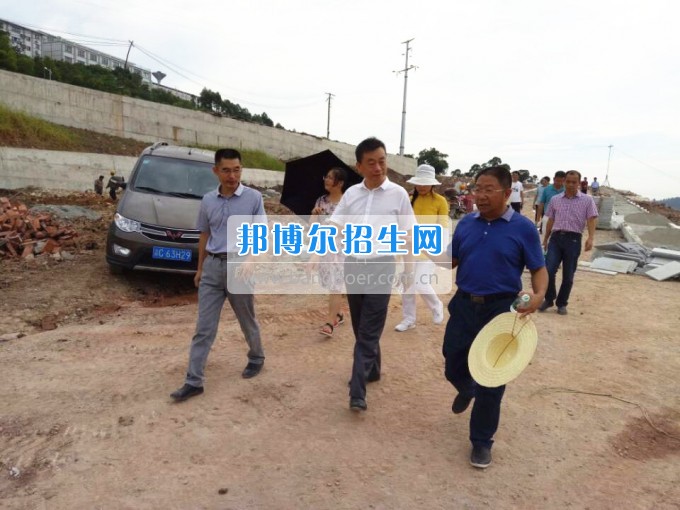 重慶財經(jīng)職業(yè)學(xué)院領(lǐng)導(dǎo)視察校園擴(kuò)建工程建設(shè)情況并聽取工作匯報