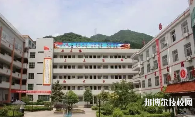 鎮(zhèn)巴縣職業(yè)教育中心2020年報名條件、招生要求、招生對象 