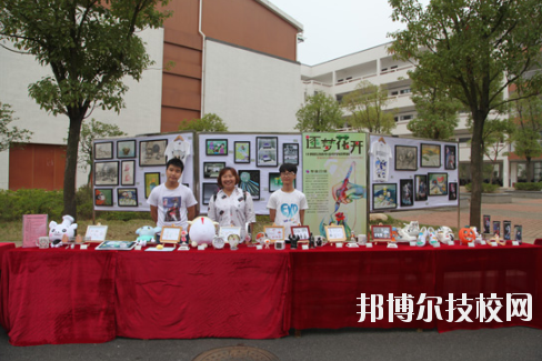 學校的選擇與報考是雙向的，不光學生會選擇一所優(yōu)秀的學校報考，學校也會選擇優(yōu)質的學生進行錄取，讓自己的辦學更上一層樓。因此在報考前，同學們很有必要去了解一下學校的招生要求以及報名條件。下面就和小編一起來看看井岡山應用科技學校的招生要求吧。  井岡山應用科技學校招生對象：應屆初中畢業(yè)生。  井岡山應用科技學校 1.中考準考證:  2.戶口本前頁及學生個人戶口頁復印件:  3.初中畢業(yè)證復印件:  4.其它享受國家資助的證件。低保、殘疾等證件:  井岡山應用科技學校簡介 江西省井岡山應用科技學校前身為江西省吉安農業(yè)學校，創(chuàng)辦于1951年10月，是一所全日制普通中等專業(yè)學校，隸屬于吉安市農業(yè)局。2004年4月經江西省人民政府批準，更名為江西省井岡山應用科技學校，2009年12月經市教育局批準，增掛吉安農業(yè)學校校牌，實行兩塊牌子一套班子。學校位于吉安市旅游風景區(qū)----青原山，校園占地面積180畝，建筑面積7萬余平方米，環(huán)境優(yōu)美，是一所花園式學?！，F(xiàn)有教職工245人，其中專兼職教師236人，現(xiàn)有在校學生4078人。  小編總結 不知道小伙伴們滿足以上要求了嗎?對于想要報考井岡山應用科技學校的同學來說，滿足招生要求只是報考的第一步哦!要確定自己會不會被錄取，就還需要對學校的錄取分數線做好了解，歡迎大家前往邦博爾技校網進行分數線的咨詢。