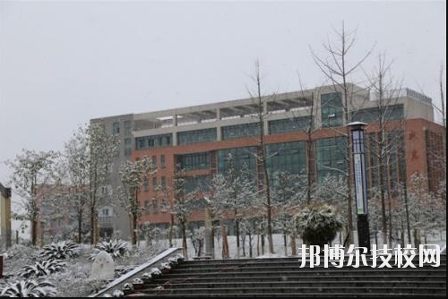 重慶榮昌職業(yè)教育中心2020年報名條件、招生要求、招生對象