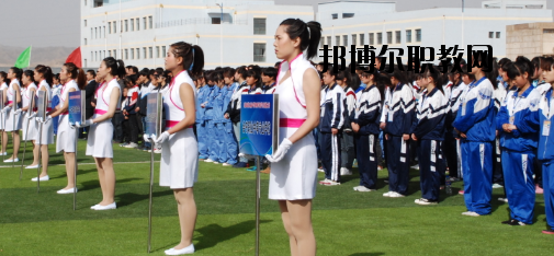 升學(xué)都是選拔性的考試，所以對(duì)同學(xué)們都有分?jǐn)?shù)要求是很正常的，而初中升學(xué)又分為高中和普通中職學(xué)校，而這兩個(gè)之間的錄取都是不一樣的，在分?jǐn)?shù)上面的要求區(qū)別比較大，那么，白銀工業(yè)學(xué)校招生錄取分?jǐn)?shù)線(xiàn)是多少呢?接下來(lái)就為同學(xué)們整理一下。  白銀工業(yè)學(xué)校錄取分?jǐn)?shù)線(xiàn) 白銀市普高錄取分?jǐn)?shù)線(xiàn)：460分  白銀工業(yè)學(xué)校拓展閱讀 學(xué)校擁有一支學(xué)歷層次高、專(zhuān)業(yè)水平強(qiáng)、敬業(yè)愛(ài)崗、專(zhuān)兼結(jié)合、充滿(mǎn)活力的高素質(zhì)教師隊(duì)伍，學(xué)校現(xiàn)有專(zhuān)兼結(jié)合的教師近200人。其中，研究生學(xué)歷11人，本科學(xué)歷89人，學(xué)歷合格率達(dá)92%以上;有高級(jí)職稱(chēng)25人，中級(jí)職稱(chēng)76人;基礎(chǔ)課教師48人，專(zhuān)業(yè)課教師67人，實(shí)習(xí)指導(dǎo)教師33人，雙師型教師占16人。教師的學(xué)歷、職稱(chēng)結(jié)構(gòu)合理，完全能滿(mǎn)足學(xué)校的教學(xué)、實(shí)習(xí)實(shí)訓(xùn)需要。  學(xué)校擁有十一個(gè)專(zhuān)業(yè)實(shí)訓(xùn)室。即電子電工實(shí)訓(xùn)室、建筑材料實(shí)訓(xùn)室、機(jī)電一體化實(shí)訓(xùn)室、電焊實(shí)訓(xùn)室、電器維修實(shí)訓(xùn)室、電鋼琴實(shí)驗(yàn)實(shí)訓(xùn)室、金工實(shí)訓(xùn)室、模具數(shù)控實(shí)訓(xùn)室、CID制圖室、中高級(jí)電工考核室、銑工實(shí)訓(xùn)室。擁有四大實(shí)驗(yàn)室，即化工實(shí)驗(yàn)室、物理實(shí)驗(yàn)室、財(cái)會(huì)模擬實(shí)驗(yàn)室、語(yǔ)音實(shí)驗(yàn)室。擁有六個(gè)微機(jī)室，多媒體教室、電教室等現(xiàn)代化教學(xué)設(shè)施。并建成校園網(wǎng)及遠(yuǎn)程教育網(wǎng)。學(xué)校將于5月份開(kāi)工興建的實(shí)訓(xùn)樓建成后，將進(jìn)一步改善實(shí)訓(xùn)條件。學(xué)校分南北兩個(gè)校區(qū)，占地面積500余畝，校舍建筑面積66000平方米。  上文，就是小編為同學(xué)們整理的關(guān)于白銀工業(yè)學(xué)校所在地的普高錄取分?jǐn)?shù)線(xiàn)，同學(xué)們可以通過(guò)這個(gè)分?jǐn)?shù)線(xiàn)來(lái)分析自己現(xiàn)在的一個(gè)成績(jī)，能夠上高中的話(huà)及盡量的上高中。