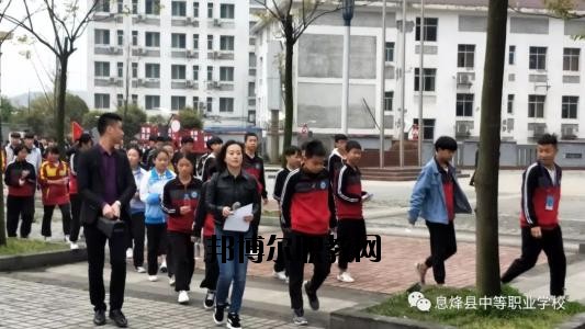 現(xiàn)在的學校是很多的，不管是高中還是中職都是一樣的多，中職學校作為國家補貼的重點，大部分同學都是要報讀的了，那如何了解中職學校呢?那就是電話聯(lián)系比較快了。  息烽縣中等職業(yè)學校原名息烽縣長嶺崗高級農(nóng)業(yè)中學，1984年4月創(chuàng)辦，幾經(jīng)資源整合與遷校，現(xiàn)為一所全日制中等職業(yè)技術(shù)學校，學校主要承擔中等職業(yè)教育、電大學歷教育、教師培訓、農(nóng)轉(zhuǎn)培等教育教學任務。  息烽縣職業(yè)技術(shù)學校2020年招生辦聯(lián)系電話 息烽縣職業(yè)技術(shù)學校招生辦電話：0851-87723110  息烽縣職業(yè)技術(shù)學校招生辦地址：息烽縣永靖鎮(zhèn)福利橋路22號  息烽縣職業(yè)技術(shù)學校拓展閱讀 現(xiàn)一期工程實際建設情況如下：教學樓2棟，建筑面積8820.4㎡，最大容量3140人;實訓樓3棟，建筑面積20678.3㎡;圖書辦公樓建筑面積12084.9㎡;學生宿舍2棟，建筑面積10761.8㎡，280間標準套間，最大容量2200人;400米塑膠形環(huán)跑道標準足球場一塊，19000㎡,塑膠籃球場2塊、排球場1塊,2760㎡;實木文化長廊與校園內(nèi)泥清路面及綠化景觀設施已完工。目前新校區(qū)已完成投資1.8億元。二期工程1200座席會議中心(禮堂)正在啟動建設中，建設面積2800㎡，預計2017年3月投入使用。  依據(jù)國家及省市免學費及資助政策的支持，全校學生100%享受免學費，20%的學生經(jīng)評比享受國家每年2000元的助學金資助;對于“建檔立卡”的農(nóng)村貧困家庭的學生實施精準扶貧政策，每年享受扶貧專項助學金1000元及教科書、住宿費補助900元。解決了我校貧困家庭學生學習與生活上的困難。  通過融入“校企合作”的理念，促使我校與廈門天馬企業(yè)展開了合作。該企業(yè)通過開設“冠名班”的形式，對“三好學生”及貧困家庭學生分別設置每年專項獎勵500元與困難補助500元，鼓勵我校電子專業(yè)學生更加勤奮刻苦學習。  通過“引企入校”的合作辦學模式，以“工學結(jié)合”方式開展理實教學，讓汽修等專業(yè)學生在確實提升專業(yè)技能的同時獲取一定收入，享受企業(yè)的生活補助等。解決了一些貧困家庭學生學習與生活上的困難。  自己打電話咨詢吧，同學們，基本的信息情況老師都是會給你講解的，只是如果是需要面試才能報名的專業(yè)，同學們還是自己到學校咨詢會比較好一點的哦。