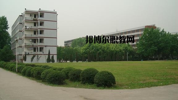四川省工業(yè)貿(mào)易學(xué)校2020年報(bào)名條件、招生要求、招生對(duì)象