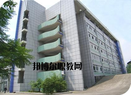 東興區(qū)東方科技職業(yè)技術(shù)學(xué)校2020年報(bào)名條件、招生要求、招生對象