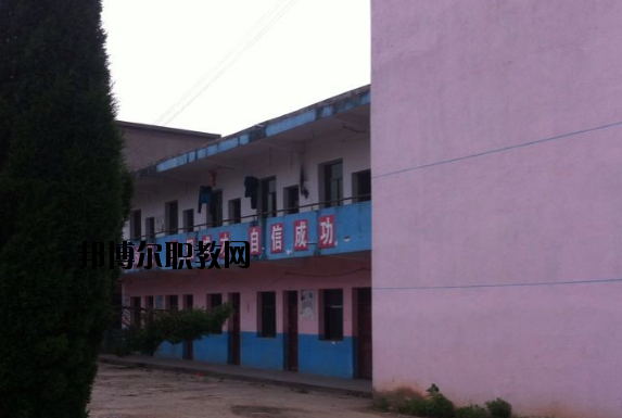 不同的同學(xué)對(duì)于學(xué)校宿舍的要求也是不一樣的。有的同學(xué)認(rèn)為學(xué)校宿舍休息的條件就可以了，而有的同學(xué)則希望學(xué)校宿舍還有可以學(xué)習(xí)的條件，這樣自己以后如果有沒有完成的學(xué)習(xí)任務(wù)還可以在宿舍繼續(xù)完成。當(dāng)學(xué)校的宿舍條件滿足同學(xué)們的預(yù)期的時(shí)候，這所學(xué)校被選擇的幾率也會(huì)大大提高。  上饒中等職業(yè)學(xué)校宿舍條件 學(xué)校宿舍寬敞明亮，配有衛(wèi)生間、空調(diào)、書桌、柜子、熱水等等設(shè)施，條件較好。  上饒中等職業(yè)學(xué)校辦學(xué)條件 1、學(xué)校坐落在上饒市近郊皂頭鎮(zhèn)，擁有自建的獨(dú)立校園，校區(qū)占地面積60余畝，建筑面積24100平方米，環(huán)境幽雅，交通便利，各類設(shè)施齊全，公寓式宿舍并配有空調(diào)，是莘莘學(xué)子理想的求學(xué)深造之地。  2、教學(xué)儀器設(shè)備總值380多萬，圖書2萬余冊，現(xiàn)代教育教學(xué)設(shè)施完備，建有計(jì)算機(jī)房、語音室、形體房、電子實(shí)訓(xùn)室、多媒體教室、大禮堂、電子閱覽室、琴房和教育實(shí)習(xí)基地等各類教學(xué)場所。  3、現(xiàn)有全日制教學(xué)班級(jí)15多個(gè)，在校學(xué)生600多人。  上饒中等職業(yè)學(xué)校獲得成就 學(xué)校辦學(xué)十五年來，先后培養(yǎng)了八千多名合格的畢業(yè)生，從我校走出的畢業(yè)生一大批都已成為企業(yè)的技術(shù)骨干和管理人員，學(xué)校先后被省教育廳授予“江西省示范中等職業(yè)學(xué)校”“江西省中等職業(yè)學(xué)校先進(jìn)單位”上饒市政府授予“全市先進(jìn)學(xué)校”上饒市教育局授予“上饒市重點(diǎn)職業(yè)學(xué)校”等榮譽(yù)稱號(hào)。  小編總結(jié) 我們可以看到學(xué)校的宿舍寬敞明亮，配有衛(wèi)生間、空調(diào)、書桌、柜子、熱水等等設(shè)施，條件較好，無論同學(xué)們是在寢室學(xué)習(xí)還是休息都是很方便的?？催^上饒中等職業(yè)學(xué)校的宿舍條件以后，小伙伴們覺得學(xué)校的宿舍怎么樣呢?