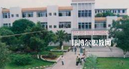 柳州市衛(wèi)生學校2020年報名條件、招生要求、招生對象 