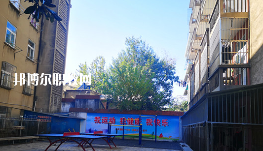 在對(duì)這所學(xué)校進(jìn)行判斷以后，才會(huì)知道不同學(xué)校之間所公布的各方面情況都是不同的，而這些信息也是需要學(xué)生自己去進(jìn)行判斷的，當(dāng)然了其中有關(guān)于學(xué)校的住宿環(huán)境也是需要被學(xué)生所了解的，畢竟這是每個(gè)學(xué)生在學(xué)校的住宿情況。  蕪湖職業(yè)技術(shù)學(xué)院附屬中等職業(yè)學(xué)校住宿條件 學(xué)生宿舍實(shí)行四人間公寓化、封閉式管理，并配有校園公共浴室、住宿條件不錯(cuò)，給學(xué)生提供了一個(gè)舒適、安全的學(xué)習(xí)和生活環(huán)境。  蕪湖職業(yè)技術(shù)學(xué)院附屬中等職業(yè)學(xué)校辦學(xué)條件 學(xué)校坐落在美麗的鏡湖公園和九蓮塘公園中間，是市中心唯一的一所公辦職業(yè)學(xué)校，交通便利，環(huán)境優(yōu)美，生活方便。學(xué)校本著對(duì)教育教學(xué)質(zhì)量和學(xué)生負(fù)責(zé)的態(tài)度，劃定最低錄取線。住校生宿舍條件優(yōu)越，實(shí)行公寓化、封閉式管理。學(xué)校教學(xué)設(shè)備齊全，多媒體電教室、多功能活動(dòng)廳、計(jì)算機(jī)組裝實(shí)驗(yàn)室、數(shù)字化動(dòng)漫實(shí)驗(yàn)室、語言實(shí)驗(yàn)室、實(shí)訓(xùn)賓館、與學(xué)院聯(lián)網(wǎng)的校園網(wǎng)及學(xué)院擁有的實(shí)驗(yàn)實(shí)訓(xùn)室等，為學(xué)生提升動(dòng)手能力、開拓視野創(chuàng)造了得天獨(dú)厚的條件。  蕪湖職業(yè)技術(shù)學(xué)院附屬中等職業(yè)學(xué)校師資力量 近幾年我校一批優(yōu)秀教師、教壇新星脫穎而出，多人次獲國家、省、市一等獎(jiǎng)項(xiàng)。我?，F(xiàn)有正教授一名，省級(jí)特級(jí)教師一名(同類學(xué)校唯一)，高中級(jí)教師若干。學(xué)校聘請(qǐng)蕪湖職業(yè)技術(shù)學(xué)院專家教授組成教學(xué)督導(dǎo)組實(shí)施教學(xué)督導(dǎo)，對(duì)備課、上課等教學(xué)環(huán)節(jié)進(jìn)行全程質(zhì)量評(píng)估，以督導(dǎo)促教學(xué)、以督導(dǎo)促創(chuàng)新、以督導(dǎo)促規(guī)范，使學(xué)生學(xué)有所成。我校教學(xué)計(jì)劃和課程設(shè)置是由學(xué)院、附校、用人單位、專業(yè)領(lǐng)域?qū)＜宜姆絽⑴c研發(fā)。已形成：頂層設(shè)計(jì)、分層教學(xué)、工學(xué)結(jié)合、系統(tǒng)培養(yǎng)的獨(dú)特教學(xué)模式。嚴(yán)把教學(xué)標(biāo)準(zhǔn)和畢業(yè)生質(zhì)量標(biāo)準(zhǔn)兩個(gè)關(guān)口。  以上所介紹的信息便是有關(guān)于蕪湖職業(yè)技術(shù)學(xué)院附屬中等職業(yè)學(xué)校的住宿情況，就可以知道其實(shí)這所學(xué)校對(duì)于學(xué)生的基本需求是可以滿足的，但是學(xué)生想要選擇其他方面的住宿情況話，就需要學(xué)生提前去對(duì)每所學(xué)校的住宿情況進(jìn)行了解。