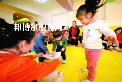 隨著二胎政策的放寬，我國新生兒的數(shù)量明顯增多，這也說明，在未來的很長一段時間里，幼師都是一個非常受歡迎的行業(yè)，而四川是座發(fā)展迅速，有深厚文化底蘊的城市，自然是受到很多同學喜愛，近日，就會問小編關(guān)于四川讀幼師學校好不好?那接下來，小編就給大家介紹一下四川幼師學校，如果你有更多疑問，歡迎點擊右側(cè)的咨詢欄與我們交流。  四川讀幼師的就業(yè)前景 就業(yè)容易，畢業(yè)學生不愁“嫁”盡管當前就業(yè)形勢嚴峻，各地大學生就業(yè)難度大，但許多城市的學前教育專業(yè)畢業(yè)生并未受影響，反而逆勢上漲，待遇也比往年有所提高。近年來，由于幼兒園發(fā)展的需要，很多單位幼兒教師奇缺，連男老師也變得搶手起來。學前、初教專業(yè)畢業(yè)生不愁“嫁”，甚至有很多幼教機構(gòu)到學校預(yù)約、搶簽畢業(yè)生，幼教人才受歡迎程度可見一斑。  四川讀幼師的優(yōu)勢 幼教項目的穩(wěn)定性強，不受市場沖擊，打造終身產(chǎn)業(yè)?，F(xiàn)階段，無論是從國家教育改革發(fā)展的全局出發(fā)，還是從目前有關(guān)民辦學前教育的法律法規(guī)政策等方面來看，民辦學前教育發(fā)展?jié)摿Χ际志薮?。其次，成就子女未來。選擇了幼教工作，可以讓我們更懂得如何教育子女，對自己未來孩子接收良好的家庭教育有著十分重要的促進作用。女性投身幼教行業(yè)后，長期接受最先進的幼教理念和適合中國幼兒的各類課程，繼而在對自己子女的教育觀念和方法上也會更科學，為孩子今后的發(fā)展奠定更好的基礎(chǔ)。  德陽科貿(mào)職業(yè)學院幼師升學班學前教育專業(yè)介紹 本專業(yè)順應(yīng)國家“幼有所育”學前教育決策和學前教育專業(yè)人才極度短缺的社會需求而設(shè)，是一個綜合性較強的專業(yè)，涵蓋0-6歲兒童的教育，作為人生起點教育的學前教育專業(yè)對人的一生的發(fā)展和教育起著重要的奠基作用。本專業(yè)緊密對接各級各類幼兒園和早期教育機構(gòu)等實施合作辦學、合作育人，強化“四能”特長(彈唱、舞蹈、美術(shù)、游戲)、“五會”素養(yǎng)(保育、保健、教育、溝通、管理)，致力于培養(yǎng)新時代“有愛心、有耐心、有恒心、有責任心”的學前教育人才。  培養(yǎng)目標：本專業(yè)培養(yǎng)以立德樹人為己任，具有良好的職業(yè)道德、專業(yè)素養(yǎng)、協(xié)作精神、溝通能力和創(chuàng)新意識，擁有先進的幼兒教育理念，具有較扎實的學前教育的專業(yè)知識與專業(yè)技能，具備較強的幼兒保教能力，從事幼兒園教育教學、保育保健工作的高素質(zhì)應(yīng)用型人才。  核心課程：學前教育學、學前兒童心理學、幼兒游戲理論與實踐、幼兒行為觀察、幼兒園五大領(lǐng)域教育、學前衛(wèi)生學、聲樂、鋼琴、舞蹈、美術(shù)、幼兒歌曲彈唱、幼兒舞蹈創(chuàng)編、幼兒園班級管理、幼兒手工、家庭教育等。  職業(yè)前景：習近平總書記在“黨的十九大”上指出：“增進民生福祉是發(fā)展的根本目的。必須多謀民生之利、多解民生之憂，在發(fā)展中補齊民生短板、促進社會公平正義，在幼有所育、學有所教上不斷取得新進展。”  2019年教育部《2018年全國教育事業(yè)發(fā)展統(tǒng)計公報》顯示，2018年全國共有幼兒園26.67萬所，比上年增加1.17萬所，增長4.60%; 在園幼兒4656.42萬人，比上年增加56.28萬人;學前教育毛入園率達到81.7%，比上年提高2.1%，且0-6歲兒童超過1億，幼兒園專任教師258.14萬人。按照國家對學前教育師幼比(1:5)的規(guī)定，幼兒園專任教師的缺口高達673萬多。學前教育專業(yè)人才就業(yè)前景非常廣闊。  就業(yè)崗位：幼兒園教師、幼兒保育員、幼兒保健教師、早期教育教師。  獲取資格證書：幼兒園教師資格證、普通話水平證書(二甲及以上)  專業(yè)實訓室：幼兒保育實訓室、幼兒衛(wèi)生保健實訓室、仿真幼兒園、幼兒手工制作實訓室、幼兒美術(shù)實訓室、聲樂實訓室、形體舞蹈實訓室、鋼琴實訓室、游戲與感統(tǒng)實訓室、繪本實訓室、蒙臺梭利教育實訓室、奧爾夫音樂實訓室等。  專業(yè)實踐基地：廣漢市第三幼兒園、廣漢市雒城鎮(zhèn)第四幼兒園、廣漢市西外中心幼兒園、德陽市旌南幼兒園、德陽市黃河東路幼兒園、四川師范大學實驗幼兒園、四川師范大學附屬啟夏幼兒園、成都市武侯區(qū)福錦幼兒園、崇州市虹橋歡樂谷幼兒園、岳池知恩行幼兒園、西充縣青葵幼兒園等。  上面關(guān)于四川讀幼師學校好不好?小編介紹了，小編覺得不管是讀什么學校都是要從多方面來考慮的，要看行業(yè)的發(fā)展前景怎么樣，還要看這個專業(yè)到底適不適合自己，就好像幼師學校，一定要學好小孩子才可以去讀，因為這個專業(yè)將來出來不管做什么工作，都是要和小朋友待在一起的。如有更多問題，歡迎咨詢邦博爾網(wǎng)。