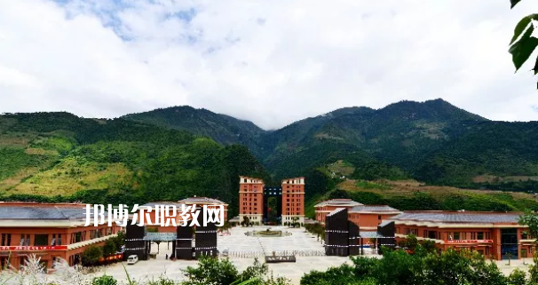 迪慶州民族中等專業(yè)學校2021年報名條件、招生要求、招生對象
