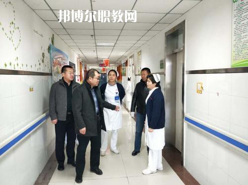 新疆石河子衛(wèi)生學(xué)校2021年招生錄取分?jǐn)?shù)線?我們讀書(shū)的同學(xué)就知道分?jǐn)?shù)是很重要的，同學(xué)們自己在找學(xué)校的時(shí)候就知道，同學(xué)們?nèi)タ磳W(xué)校學(xué)校首先問(wèn)的就是同學(xué)們自己的分?jǐn)?shù)，小編就來(lái)給同學(xué)們整理一下，讓同學(xué)們有參考的。  新疆石河子衛(wèi)生學(xué)校2021年招生錄取分?jǐn)?shù)線 1.121團(tuán)一中380  2.142團(tuán)一中380  3.143團(tuán)一中380  4.148團(tuán)一中381  新疆石河子衛(wèi)生學(xué)校簡(jiǎn)介 石河子衛(wèi)生學(xué)校地處祖國(guó)西北邊陲，位于新疆維吾爾自治區(qū)天山北麓的“戈壁明珠”石河子市，在市中心西小路151號(hào)，學(xué)校地理位置優(yōu)越，環(huán)境優(yōu)美，是教書(shū)育人的理想境地。1985年學(xué)校率先在全國(guó)倡導(dǎo)規(guī)范化護(hù)士教育，并制定了一整套管理制度。  學(xué)校老師撰寫的《整體化護(hù)理教學(xué)》已由新疆科技衛(wèi)生出版社發(fā)行，并在全疆護(hù)理教師培訓(xùn)中當(dāng)教材使用。掛牌之后，學(xué)校將把護(hù)理示范專業(yè)辦成技能型緊缺人才的培養(yǎng)培訓(xùn)基地，更好地為全疆各族人民服好務(wù)。  據(jù)了解，建校四十五年來(lái)，這個(gè)學(xué)校為自治區(qū)培養(yǎng)了10328名護(hù)理人才，其中少數(shù)民族學(xué)生占30%，為全疆農(nóng)牧區(qū)培養(yǎng)了一大批扎根基層、留得住、用得上的當(dāng)?shù)厣贁?shù)民族護(hù)理人才。  學(xué)校始建于1958年，占地面積40127平方米，建筑面積30067平方米，實(shí)驗(yàn)室面積1600平方米。設(shè)有護(hù)理、解剖、生理、生化、藥理、化學(xué)、微生物、計(jì)算機(jī)、遠(yuǎn)程、電教中心等11個(gè)實(shí)驗(yàn)室。學(xué)校開(kāi)設(shè)有護(hù)理、英語(yǔ)護(hù)理、社區(qū)護(hù)理、醫(yī)學(xué)檢驗(yàn)、助產(chǎn)、藥劑等6個(gè)專業(yè)，現(xiàn)有在校生2672人。有漢、維吾爾、哈薩克、回、蒙古、滿、錫泊、烏孜別克、俄羅斯、塔吉克、克爾克孜等多種民族，其中少數(shù)民族的學(xué)生占全校在校學(xué)生總數(shù)的28%。學(xué)?，F(xiàn)有在編教職工89人，專任教師45人，本科學(xué)歷占90.6%，雙師型”教師占42%。  同學(xué)們可以看看參考一下自己的分?jǐn)?shù)是在那個(gè)階段的，如果是高于這個(gè)分?jǐn)?shù)的話，同學(xué)們就可以報(bào)讀的哦，如果分?jǐn)?shù)是低于這個(gè)分?jǐn)?shù)的話，同學(xué)們自己就不要報(bào)讀了哦，所以，提前看看分?jǐn)?shù)也是可以的哦，不過(guò)不要忘了就是現(xiàn)階段最重要的還是復(fù)習(xí)的哦。
