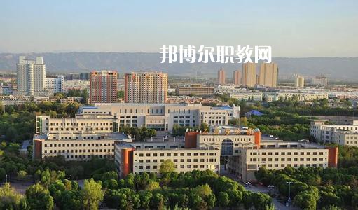 新疆石河子衛(wèi)生學(xué)校2021年有哪些專業(yè)?我們知道同學(xué)們?cè)谶x擇專業(yè)的時(shí)候?qū)嶋H上專業(yè)比學(xué)校更重要，對(duì)于同學(xué)們來(lái)說(shuō)在選擇專業(yè)的時(shí)候是需要慎重的。  新疆石河子衛(wèi)生學(xué)校專業(yè)設(shè)置 學(xué)校設(shè)有：護(hù)理學(xué)、藥劑學(xué)、檢驗(yàn)學(xué)三大專業(yè)。其中護(hù)理學(xué)：有中專和大專兩種，大專為石河子大學(xué)在該校委培專業(yè)，頒發(fā)石河子大學(xué)的畢業(yè)證書。  新疆石河子衛(wèi)生學(xué)校學(xué)校優(yōu)勢(shì) 學(xué)校地址位于石河子市中心位置，旁邊為石河子市人民醫(yī)院(農(nóng)八師石河子市人民醫(yī)院)也是石河子的120急救中心。步行至石河子市游憩廣場(chǎng)只需要10分鐘，學(xué)校地理位置屬于石河子市市中心。交通發(fā)達(dá)。  學(xué)習(xí)優(yōu)勢(shì)：每門課程都有專業(yè)的老師帶教，在每個(gè)假期，都將組織學(xué)生參與臨床見(jiàn)習(xí)，增加學(xué)生的臨床經(jīng)驗(yàn)。  其他優(yōu)勢(shì)：每一位在校生，都可以申請(qǐng)國(guó)家貧困助學(xué)金，國(guó)家撥款，每人每年1500元，均發(fā)至學(xué)生手上，解決了學(xué)生的基本溫飽問(wèn)題，為貧困學(xué)生創(chuàng)造了學(xué)習(xí)條件。  另：南疆三地州學(xué)生、農(nóng)村籍學(xué)生、貧困生(非城市、城鎮(zhèn)戶口)可以申請(qǐng)減免學(xué)費(fèi)，每人每年減免2000元，即只需繳納400元，即可上學(xué)，完成貧困學(xué)生學(xué)習(xí)的心愿。學(xué)生可以使用半價(jià)火車票往返，每年4次。  新疆石河子衛(wèi)生學(xué)校學(xué)校榮譽(yù) 學(xué)校以治校嚴(yán)謹(jǐn)，講求質(zhì)量，辦學(xué)成績(jī)斐然而著稱。多年來(lái)被石河子市評(píng)為“精神文明先進(jìn)單位”、“民族團(tuán)結(jié)先進(jìn)單位”、“衛(wèi)生綠化先進(jìn)單位”、“綜合治理先進(jìn)單位”、“招生先進(jìn)集體”，“德育教育先進(jìn)學(xué)校”。 2000年通過(guò)兵團(tuán)《中等醫(yī)學(xué)主要專業(yè)設(shè)置》評(píng)估;2003年通過(guò)兵團(tuán)《中等職業(yè)學(xué)校合格評(píng)估》;2002年被國(guó)家教育部首批確定為“全國(guó)護(hù)理專業(yè)示范點(diǎn)學(xué)校”;2003年教育部評(píng)估為“全國(guó)重點(diǎn)中等職業(yè)學(xué)校”;2004年教育部確定為全國(guó)“護(hù)理專業(yè)領(lǐng)域技能型人才培養(yǎng)培訓(xùn)基地”，同時(shí)，被國(guó)家教育部列為“全國(guó)衛(wèi)生職業(yè)教學(xué)模式研究課題組學(xué)校”、“面向二十一世紀(jì)全國(guó)衛(wèi)生職業(yè)學(xué)校系列教改教材編輯委員會(huì)”學(xué)校. 2005年4月，參加“全國(guó)護(hù)理教學(xué)改革成果展示賽”榮獲團(tuán)體“二等獎(jiǎng)”和“組織獎(jiǎng)”。2005年12月被教育教育部評(píng)為“全國(guó)護(hù)理教學(xué)改革先進(jìn)學(xué)校”。  小編為同學(xué)們整理好了學(xué)校的招生專業(yè)，同學(xué)們可以仔細(xì)的看看，對(duì)于同學(xué)們自己來(lái)說(shuō)選擇一個(gè)適合自己的專業(yè)是非常重要的事情的哦，這樣才能保證后期的就業(yè)的哦。