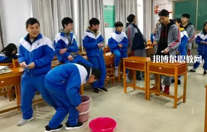 貴陽市經(jīng)濟(jì)貿(mào)易中等專業(yè)學(xué)校2022年學(xué)費(fèi)、收費(fèi)多少