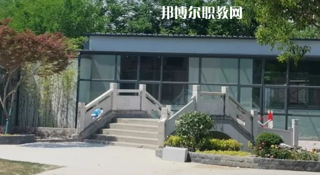 泰州市姜堰區(qū)江淮職業(yè)高級(jí)中學(xué)地址在哪里，哪個(gè)地區(qū)，哪個(gè)城市?