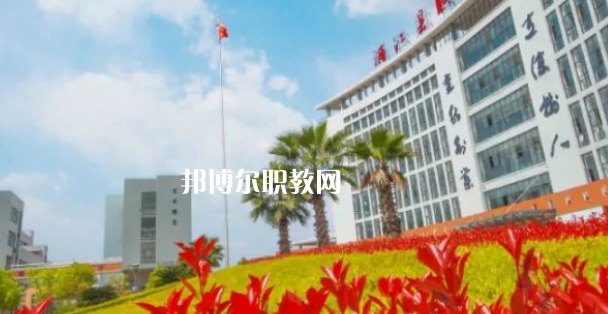 浦江縣職業(yè)技術學校招生計劃人數(shù)根據(jù)專業(yè)不同，計劃也是不同的，例如：幼兒保育招生40人，學前教育招生57人，普職融通招生150人，工藝美術招生150人，淘寶美工招生40人，等等，邦博爾小編為大家整理了浦江縣職業(yè)技術學校招生計劃人數(shù)詳細內(nèi)容，信息僅供參考，如有變動，以學校官方最新消息為準。  一、浦江縣職業(yè)技術學校招生計劃一覽表 二、浦江縣職業(yè)技術學校招生情況 1、浦江縣職業(yè)技術學校招生條件、要求  遵紀守法、熱愛勞動、文明禮貌、樸實誠信;  無疾病、無傳染病、無慢性病史、無犯罪史、無嚴重違紀史;  身體健康，學生品行端正。  2、浦江縣職業(yè)技術學校招生對象  招收應屆、歷屆初中畢業(yè)及以上文化程度的學生  三、浦江縣職業(yè)技術學校簡介 學校有全國職教名師、省特級教師、大師名家、省市教壇新秀、省技術能手、市學科帶頭人40多人。智慧校園管理系統(tǒng)、體育館、圖書館、電子閱覽室、校內(nèi)外實訓基地等，教學設施一應俱全。  學校設有浦江縣職業(yè)技能培訓中心和職業(yè)技能鑒定中心。  四、浦江縣職業(yè)技術學?？诒?校友評價：浦江縣職業(yè)技術學校辦學特色鮮明，教學設施一應俱全，為本地經(jīng)濟建設和社會發(fā)展培養(yǎng)高技能人才。  校友評價：浦江縣職業(yè)技術學校教學設備比較齊全，老師工作認真，領導班子心齊。