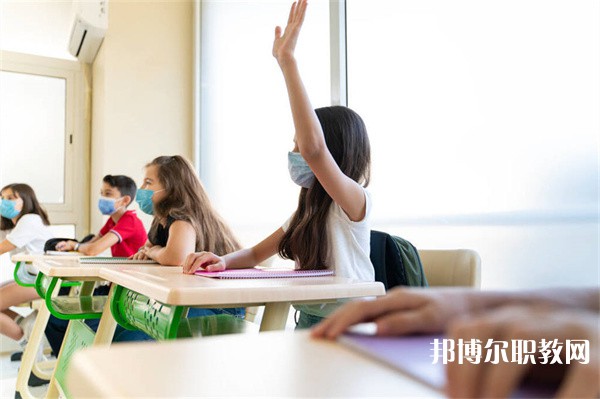 四川哪里的職業(yè)學校能讀高鐵乘務專業(yè)