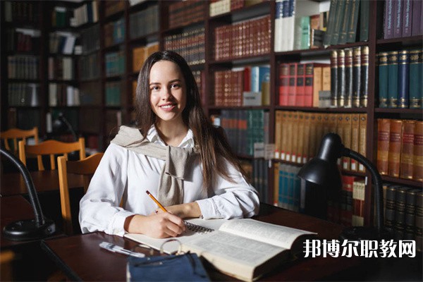 四川哪里的中職學(xué)校能讀旅游服務(wù)與管理（含導(dǎo)游、鐵路航空服務(wù)）專業(yè)